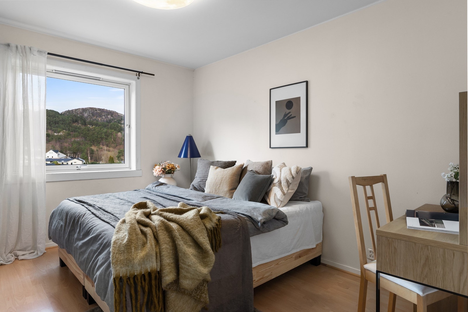 - Hovedsoverom av god størrelse. Innredet med et stort plassbygd garderobeskap - Galleribilde