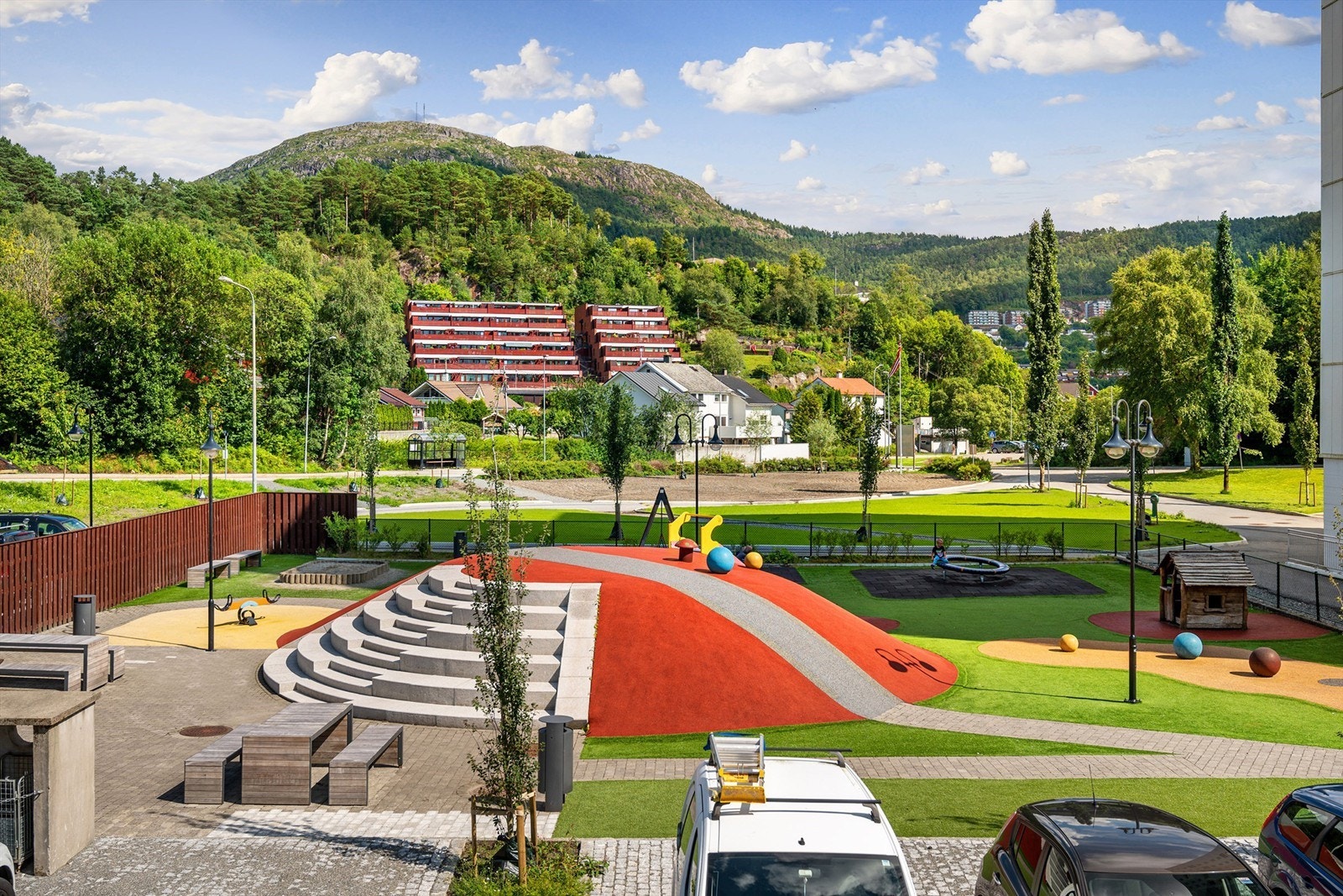 - Pent opparbeidet uteområdet. Flotte lekeplasser for de minste - Galleribilde