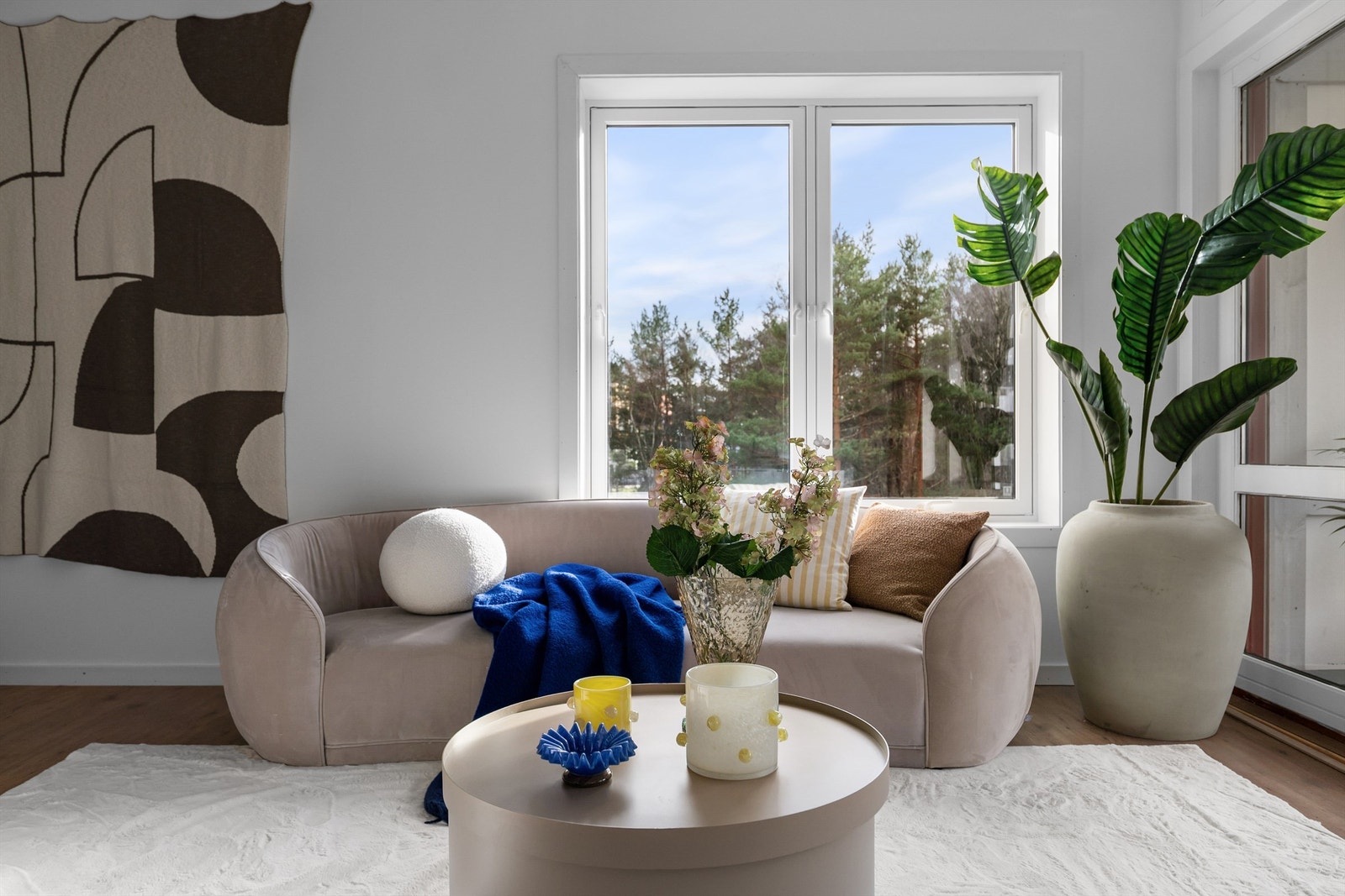 - Flere store vindusflater som slipper inn mye naturlig lys - Galleribilde