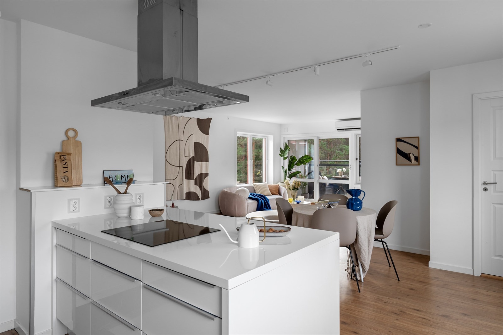 - Den åpne planløsningen gjør matlagingen til en sosial aktivitet og serveringen svært enkel - Galleribilde