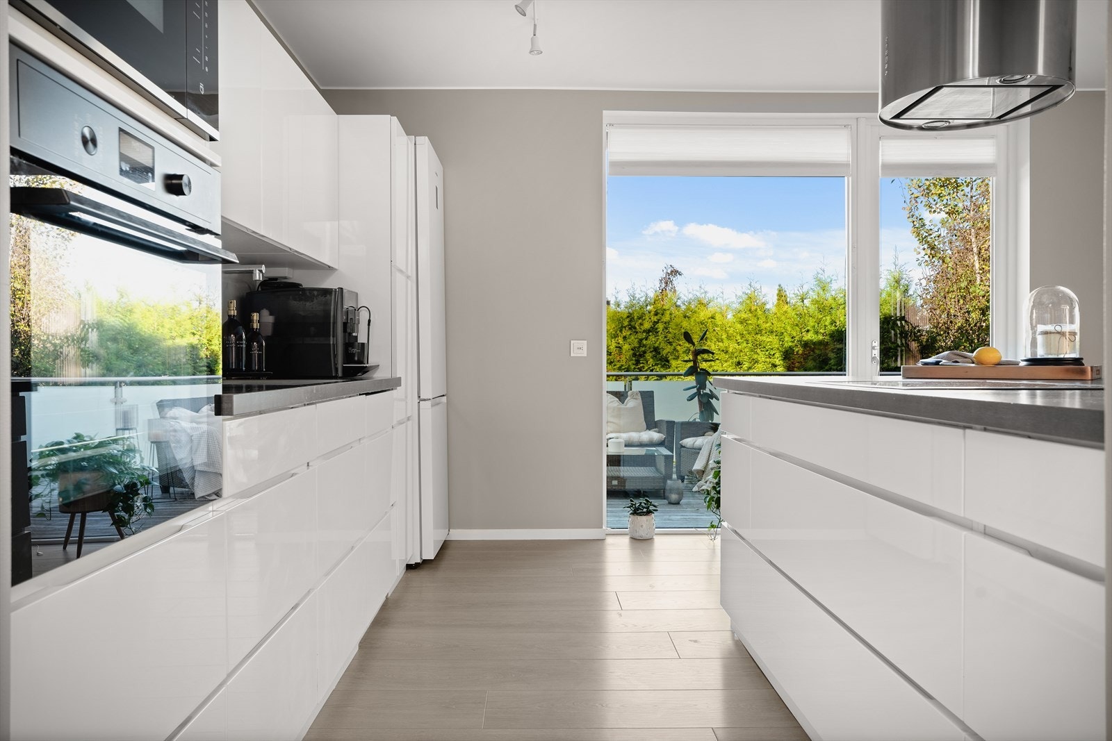 Fra stuen og kjøkkenet er det to utganger til store terrasseplattinger. Galleribilde