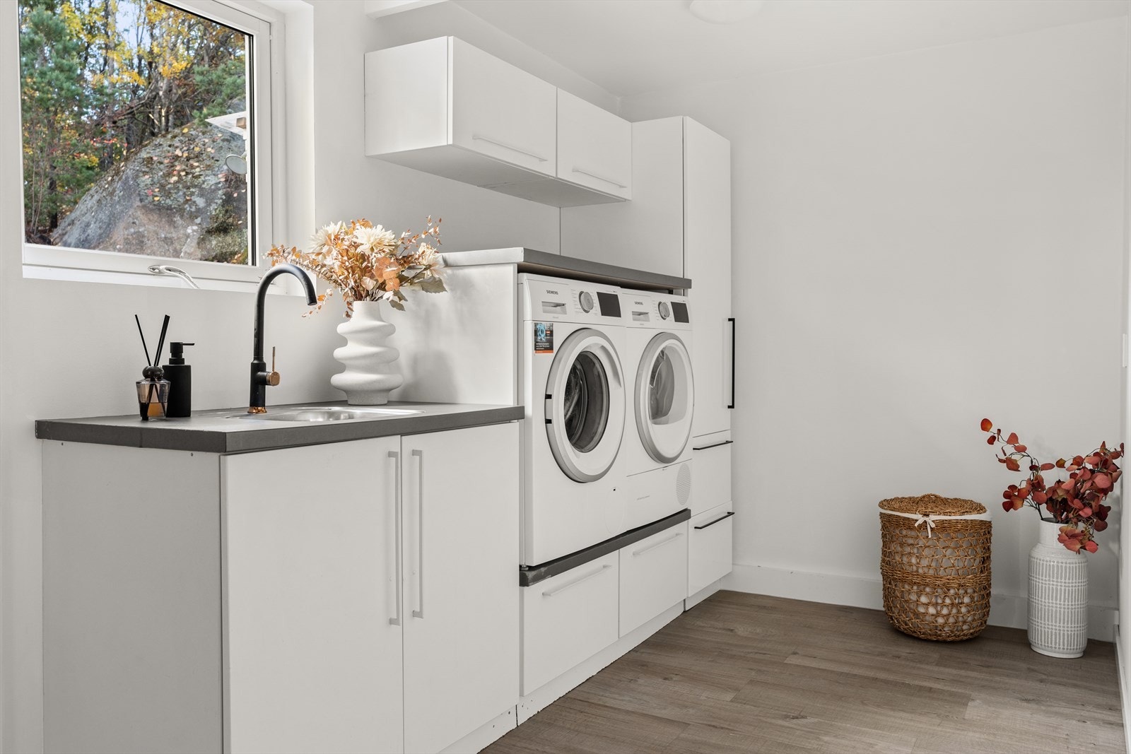 Praktisk vaskerom/teknisk rom/bod beliggende i 1. etasje. Overflater ble pusset opp/malt i 2024 og fremstår i god stand. Galleribilde