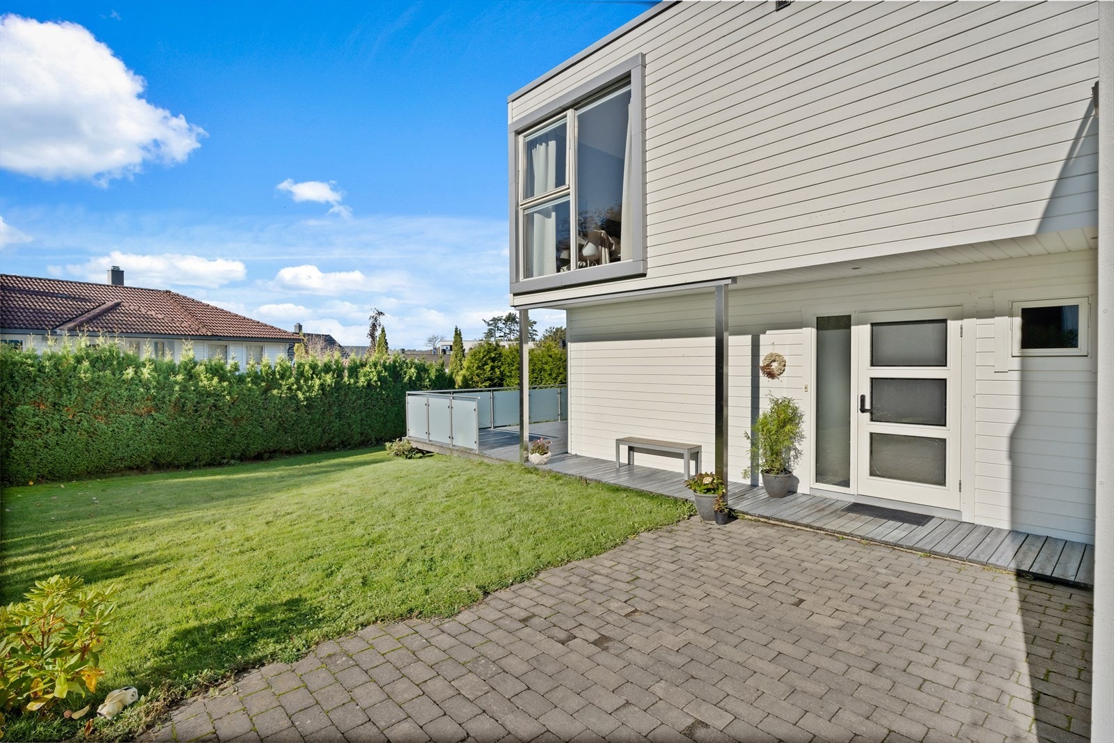 Trivelig adkomst via gårdsrommet. Overbygget inngangsparti. Galleribilde