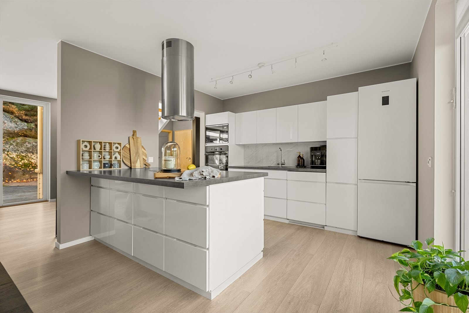 Flott kjøkken med mye oppbevarings- og arbeidsplass. Galleribilde