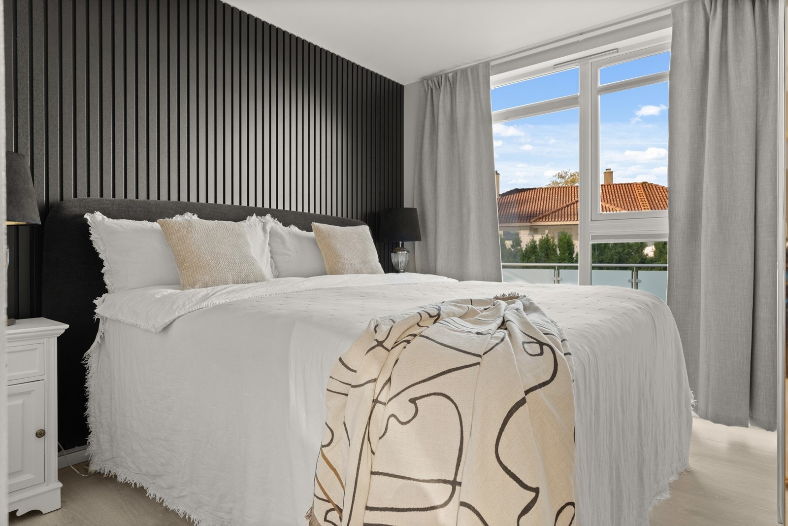 Boligen har til sammen 4 soverom - Ett i hovedetasjen og tre i 2. etasje. Dette er en super planløsning for en barnefamilie! Soverommene er alle av god størrelse. Galleribilde