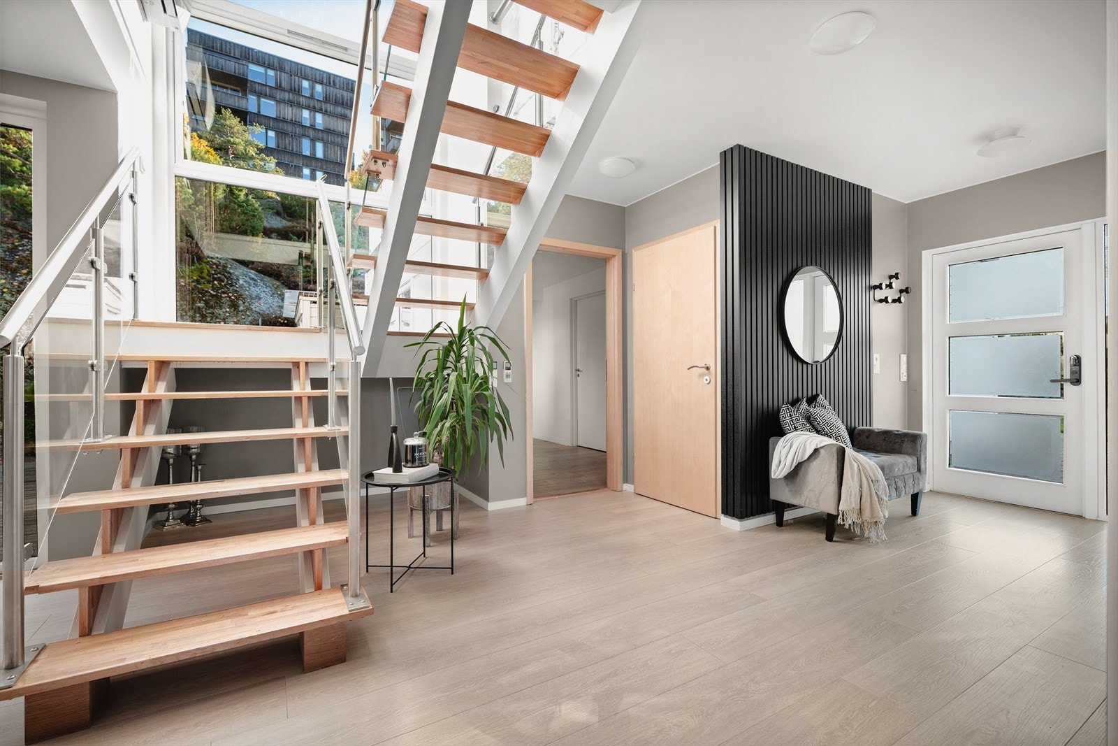 Fra stuen går det trapp opp til 2. etasje. Galleribilde