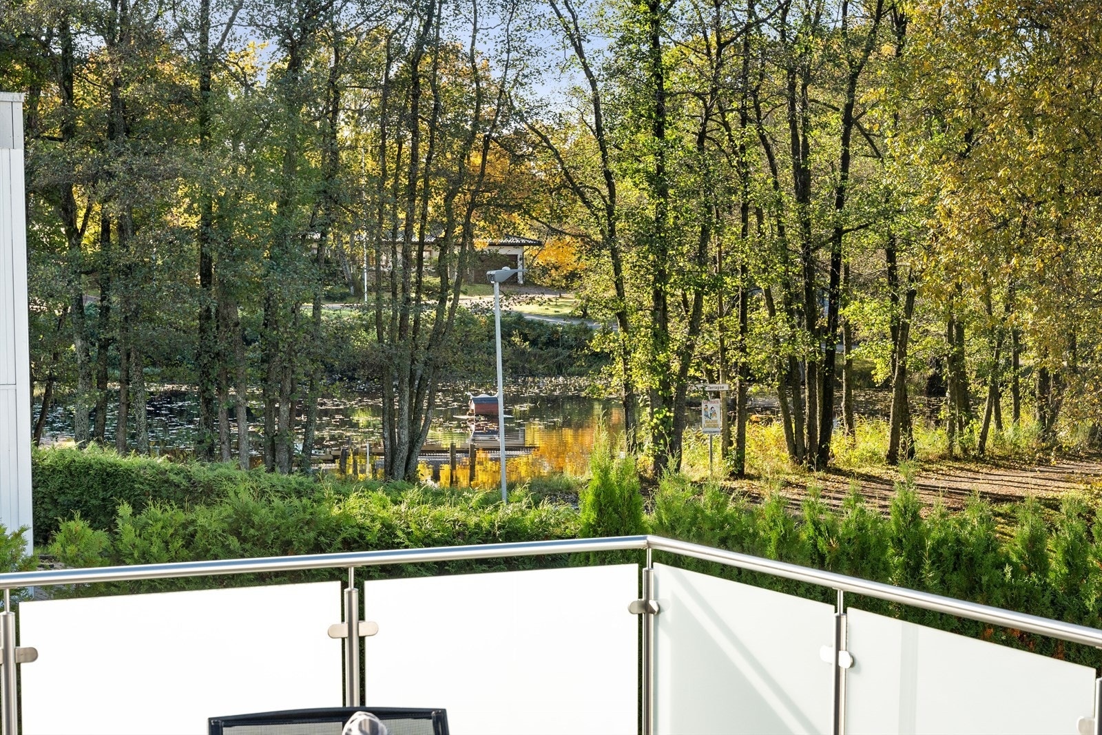 Et steinkast unna ligger en idyllisk andedam - Et hyggelig tilskudd i nabolaget. Galleribilde