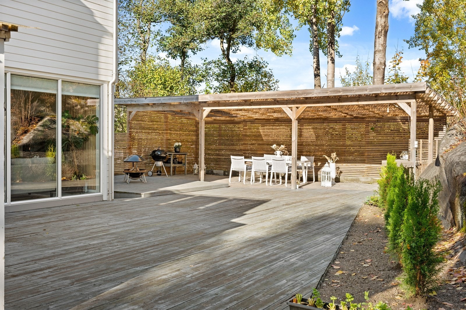 Tomta er solrik og har flotte uteområder med stor hage, terrasseplattinger og gårdsplass. Galleribilde