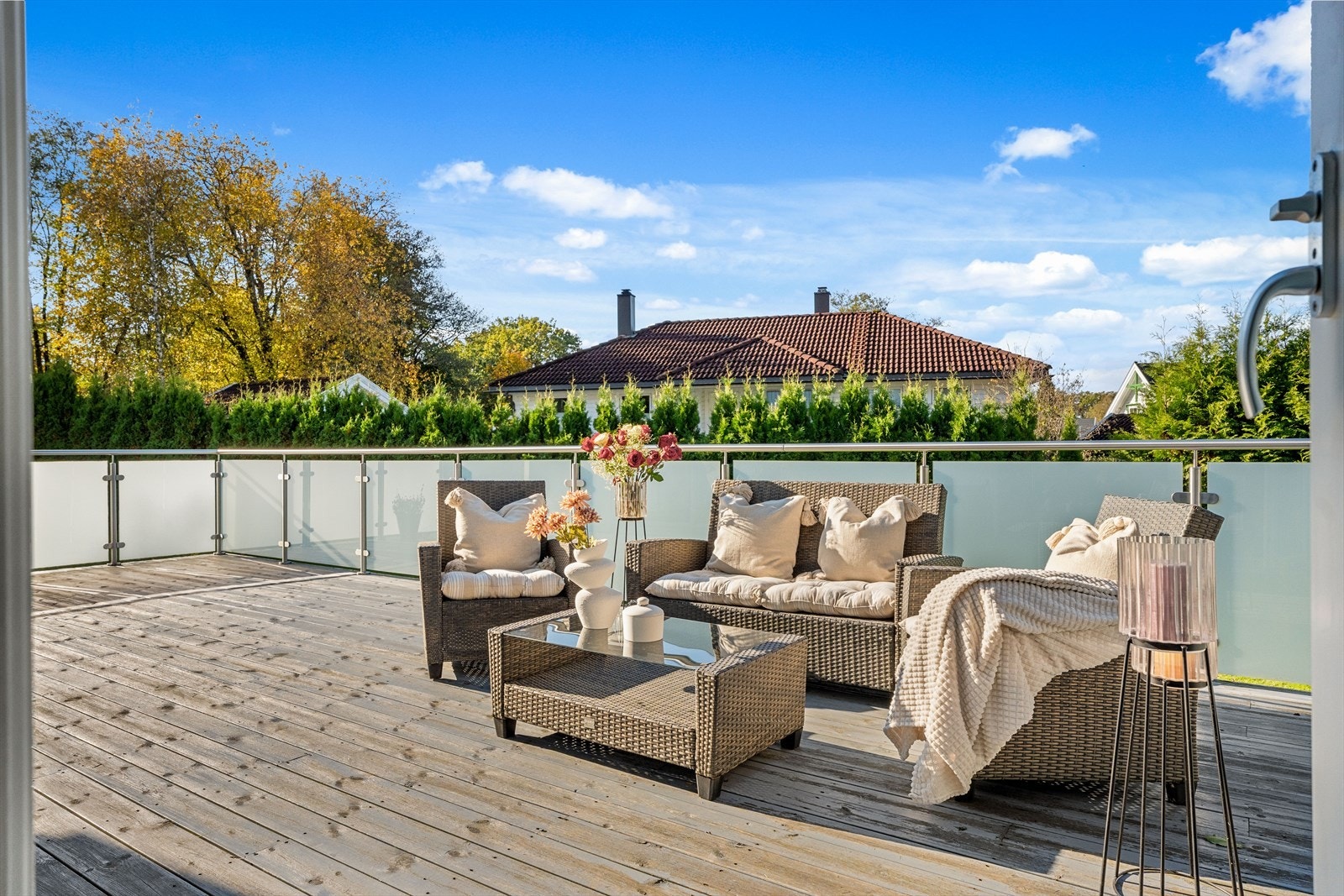 Boligen har til utgang til store terrasser fra begge etasjene. Galleribilde