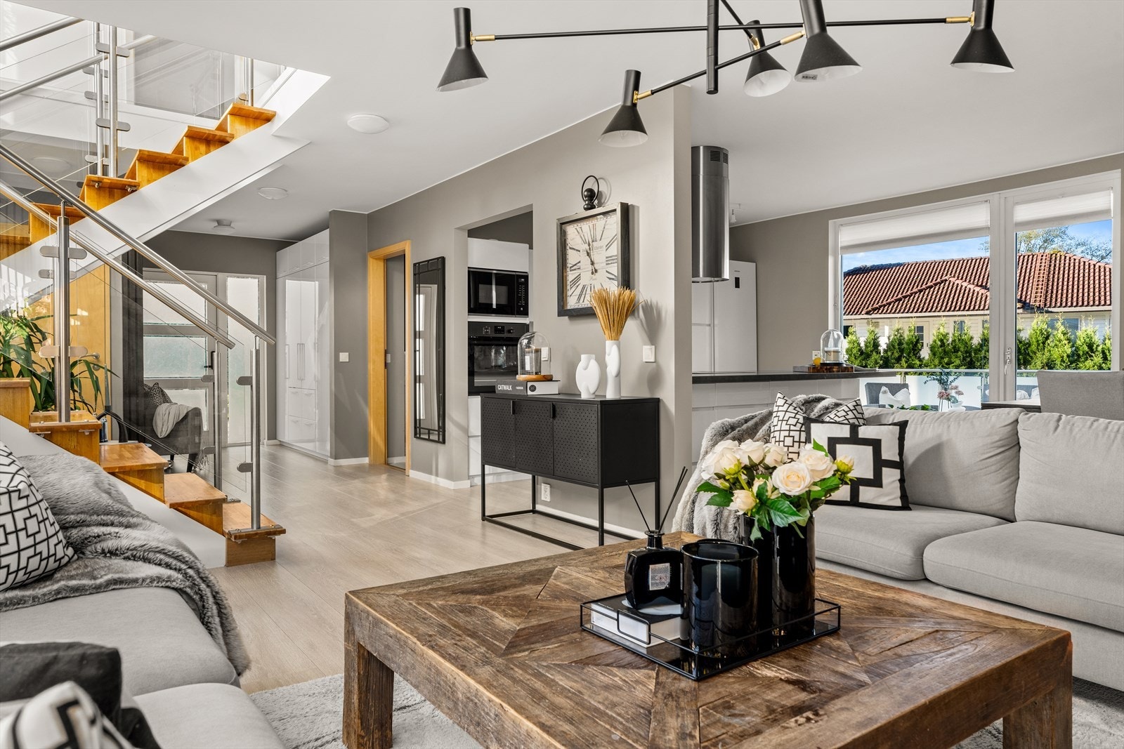 Den åpne løsningen mellom stue og kjøkken gir en romslig og sosial arena. Galleribilde