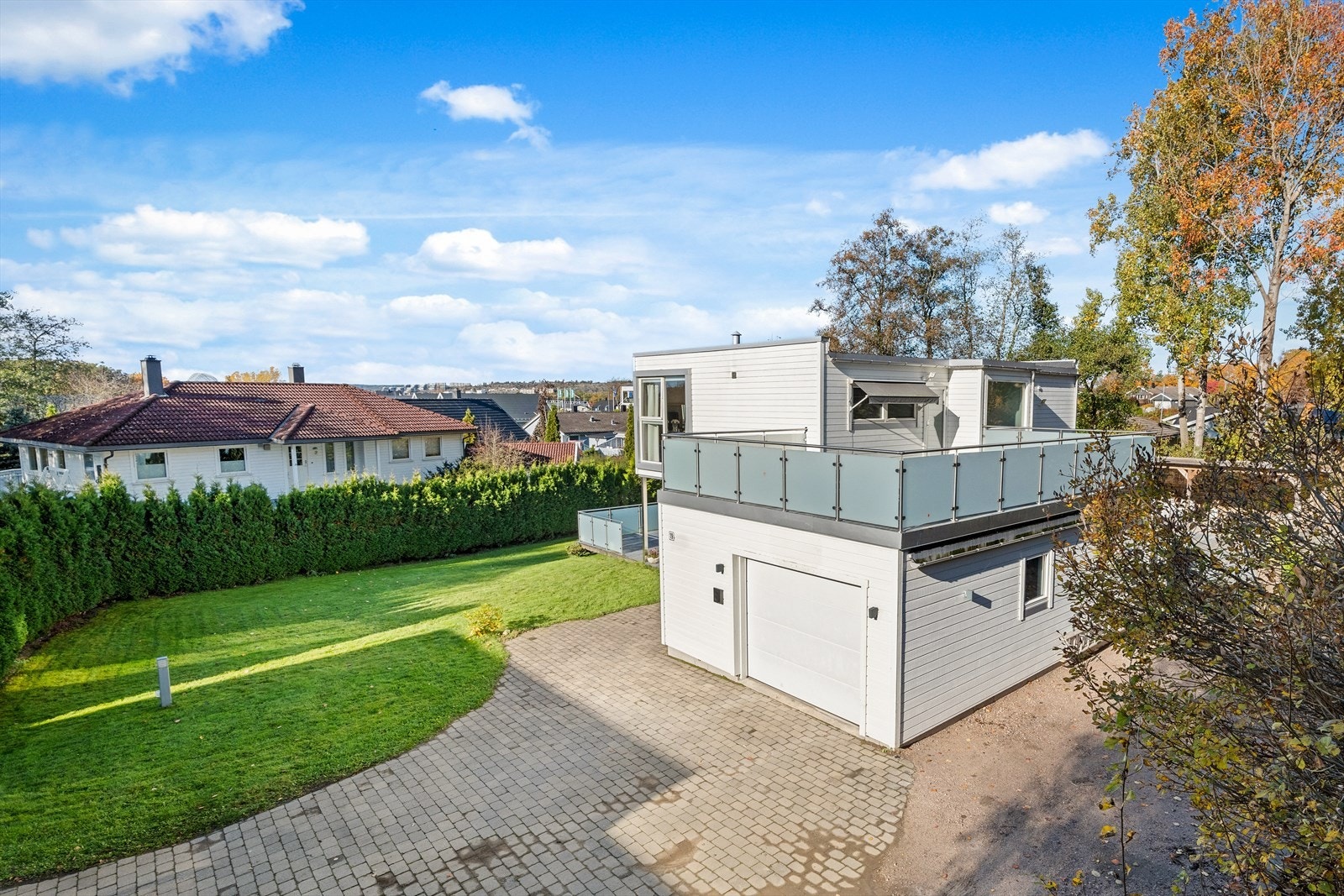 Dette er en gjennomført, moderne og innholdsrik familiebolig med rolig og barnevennlig beliggenhet på populære Begby.
Eiendommen har svært gode parkeringsmuligheter i integrert garasje og romslig gårdsplass. Galleribilde