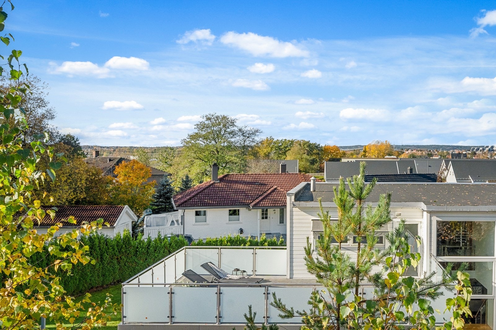 Kjøretid inn til alle fasilitetene i Fredrikstad sentrum er ca 6 minutter. Idylliske Gamlebyen med koselige kaféer og restauranter, klesbutikker, muséer m.m. ligger litt over 3 km unna. Galleribilde