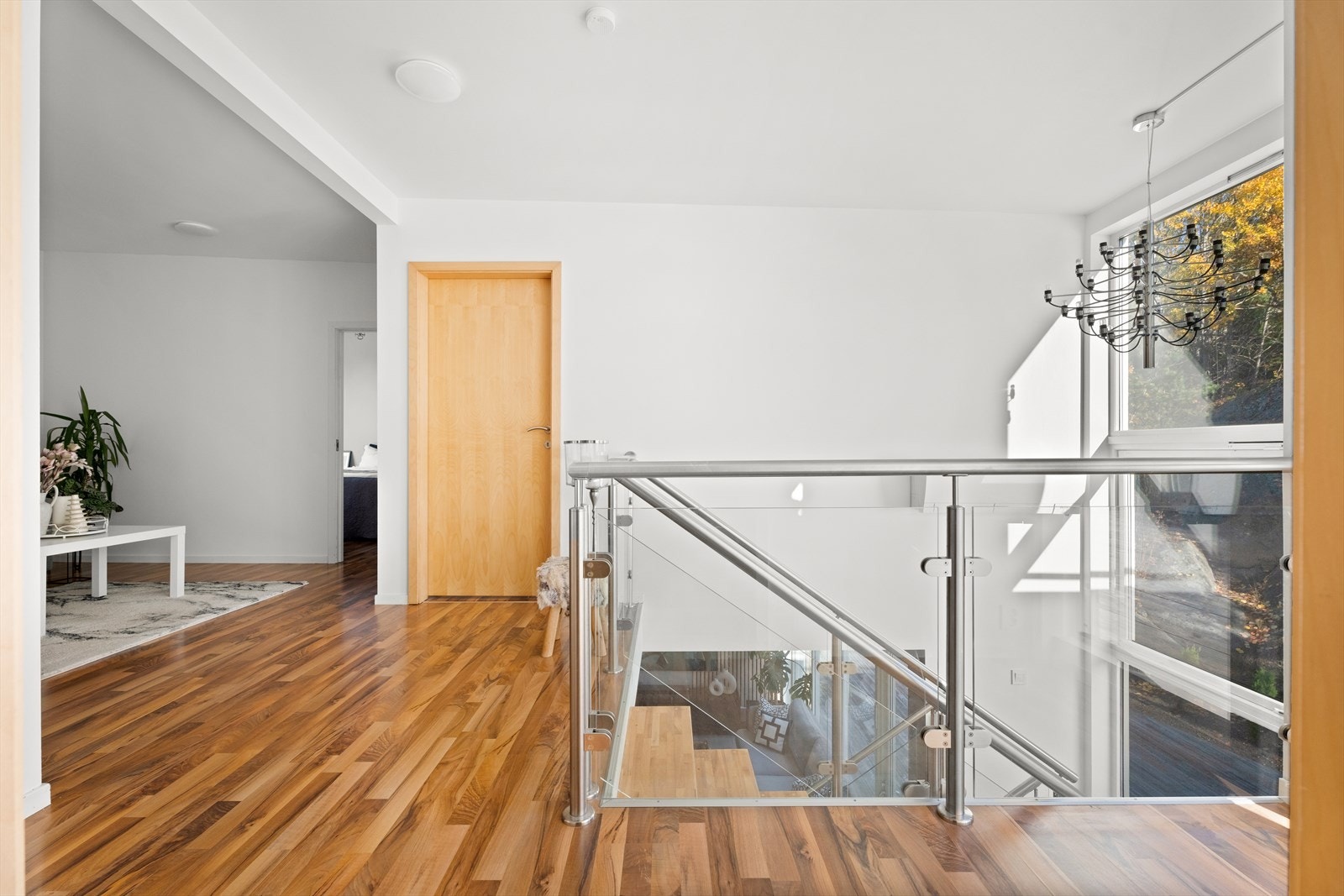 I 2. etasje finner dere også en hyggelig trappegang/stue med utgang til nok en meget romslig terrasse. Galleribilde