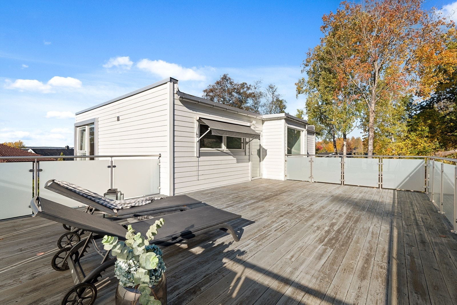Herlig terrasse av god størrelse. Det gjøres oppmerksom på at terrassen er byggemeldt som et tak. Galleribilde