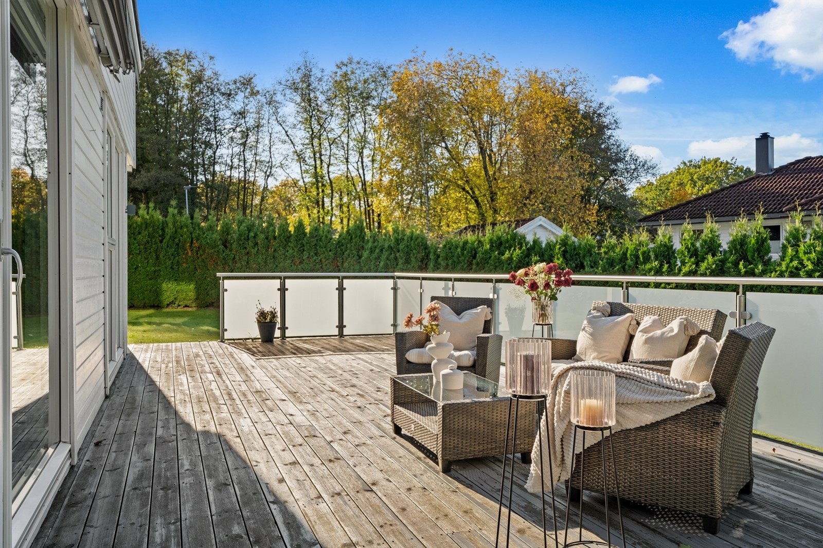 Terrassen har videre adkomst til hage med romslig plenareal. Masse boltreplass for barna! Galleribilde