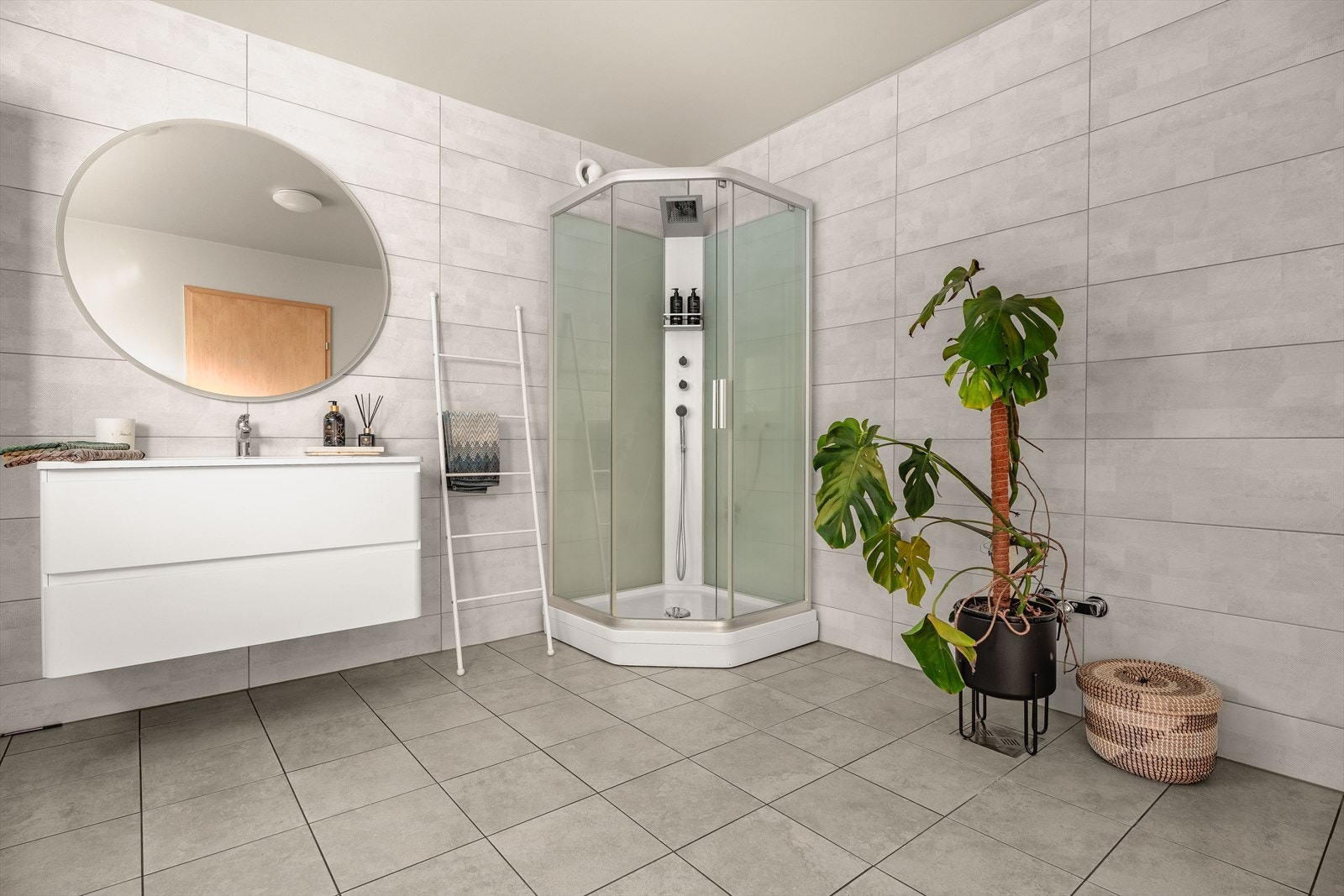 Det ble i 2024 byttet membran på vegger, samt nye fliser på vegger og gulv. Det ble lagt nye fliser over gammelt gulv i 2024 i følge eier. Galleribilde