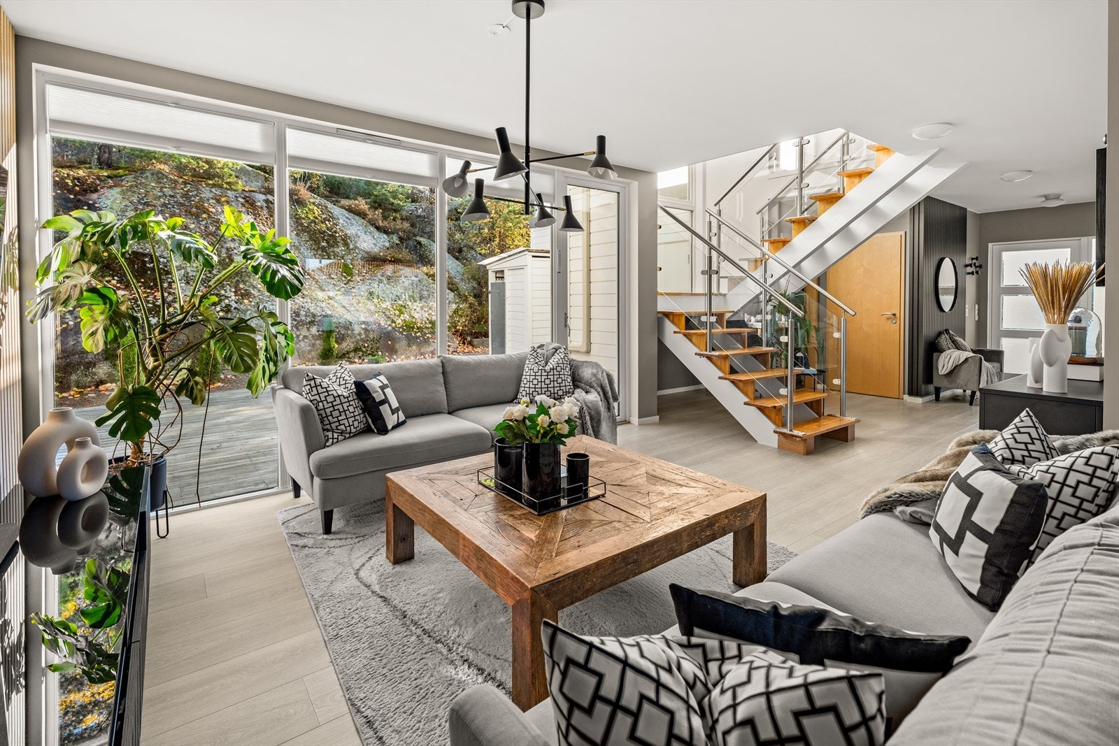 Rause vindusflater gir godt med naturlig lys. Galleribilde