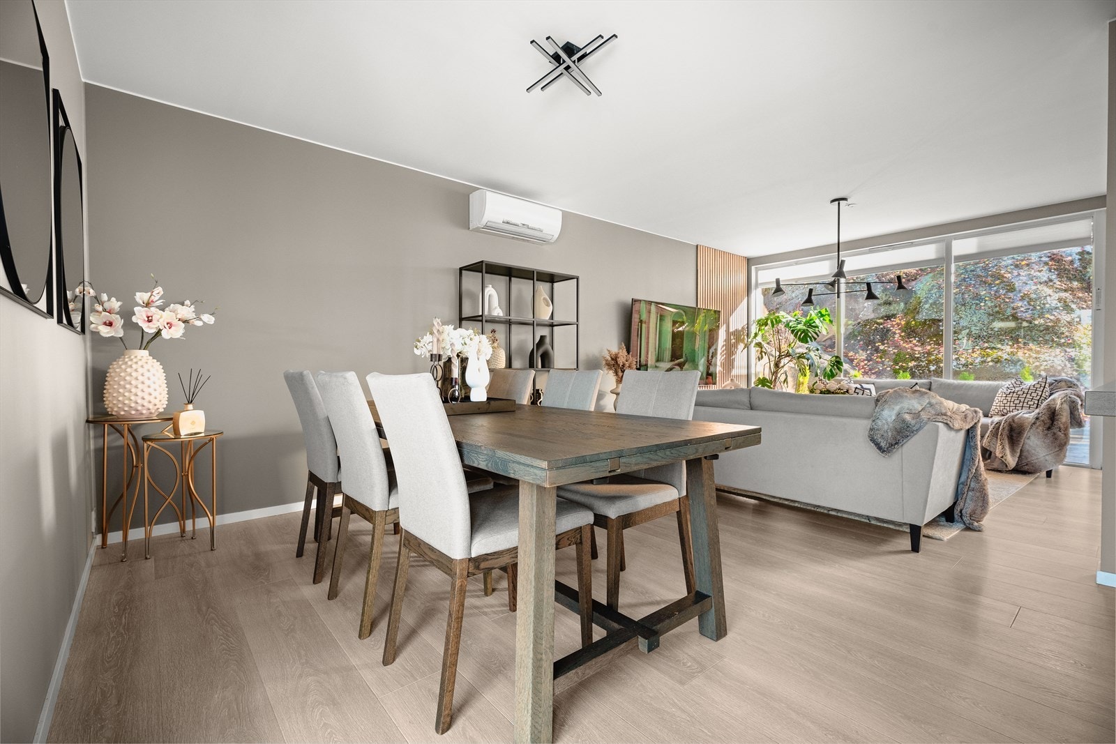 Rommet har flere innredningsmuligheter og god plass til både sofa og spisegruppe. Galleribilde