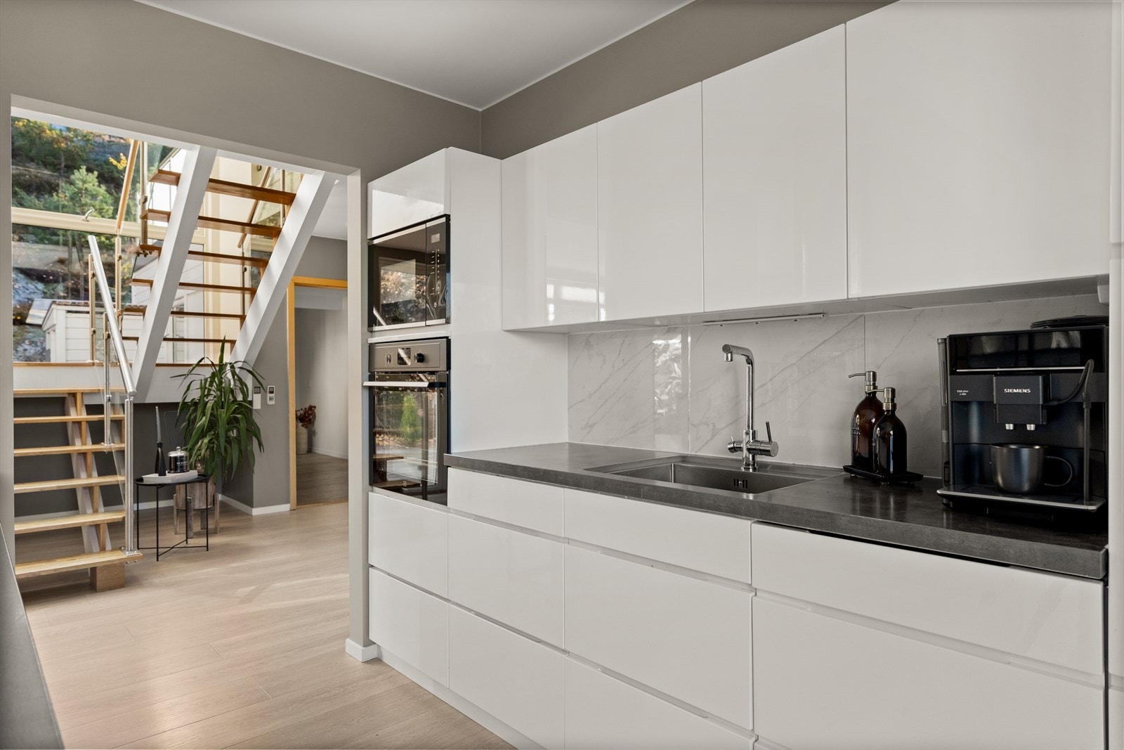 Hvite, slette fronter, laminert benkeplate og underlimt vask. Galleribilde