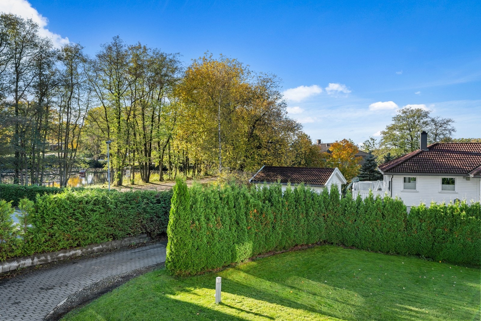 Fra eiendommen er det kort vei til lysløype, golfbane samt flotte tur- og rekreasjonsmuligheter i skog og mark. Galleribilde