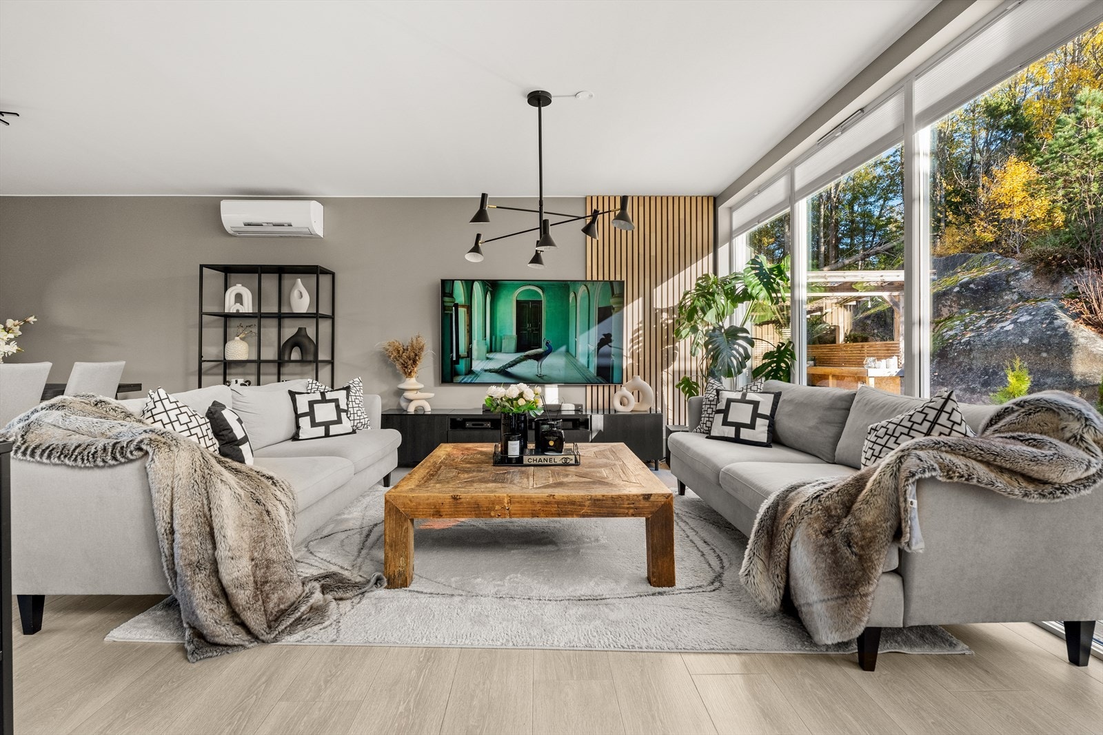 Boligen er holdt i en tidsriktig fargepalett. Galleribilde