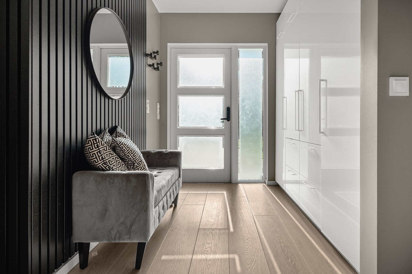 Entréen gir et fint førsteinntrykk. Her er god plass til yttertøy og sko i stor garderobeløsning. Galleribilde