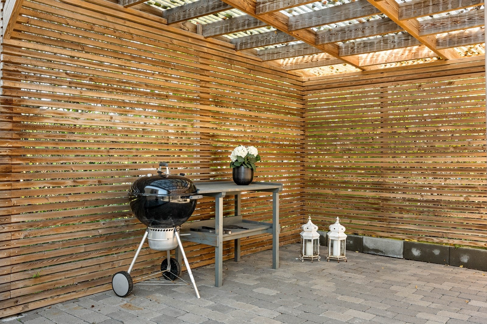 Det gjøres oppmerksom på at overbygget terrasse er oppført på/inntil og delvis over eiendomsgrense mot nord. Galleribilde