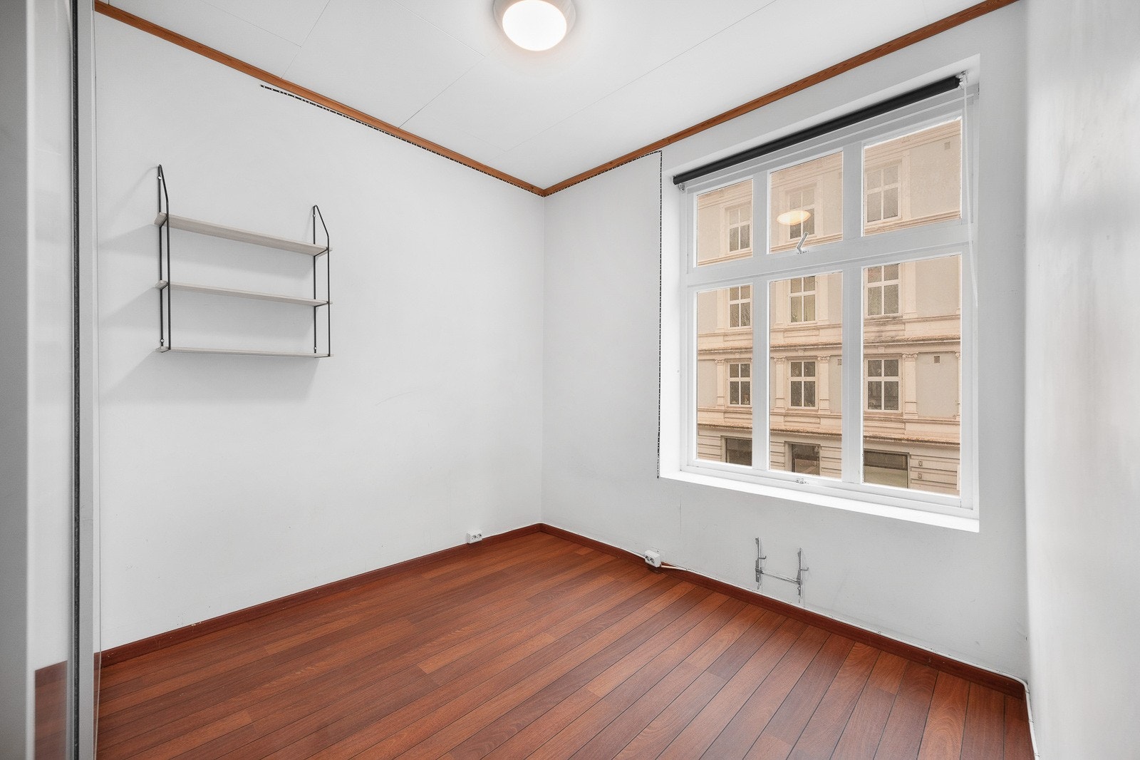 Leiligheten har hele 4 rom som i dag er brukt som soverom og stue. Galleribilde