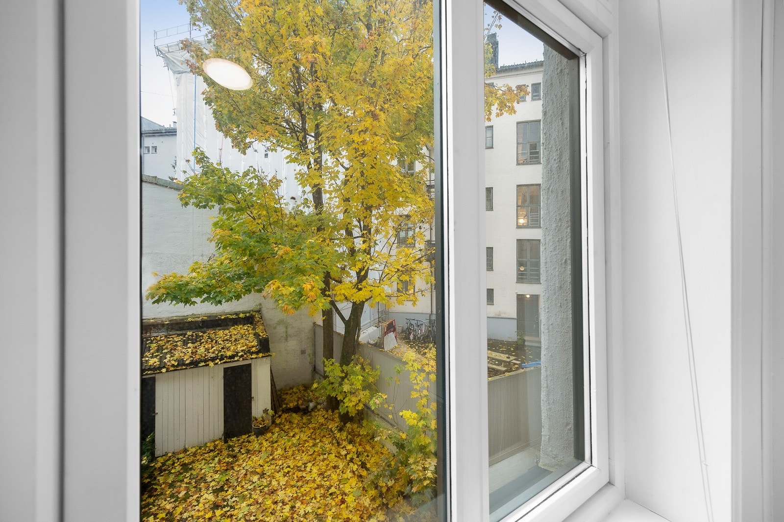 Gjennomgående for boligen er store vindusflater. Galleribilde