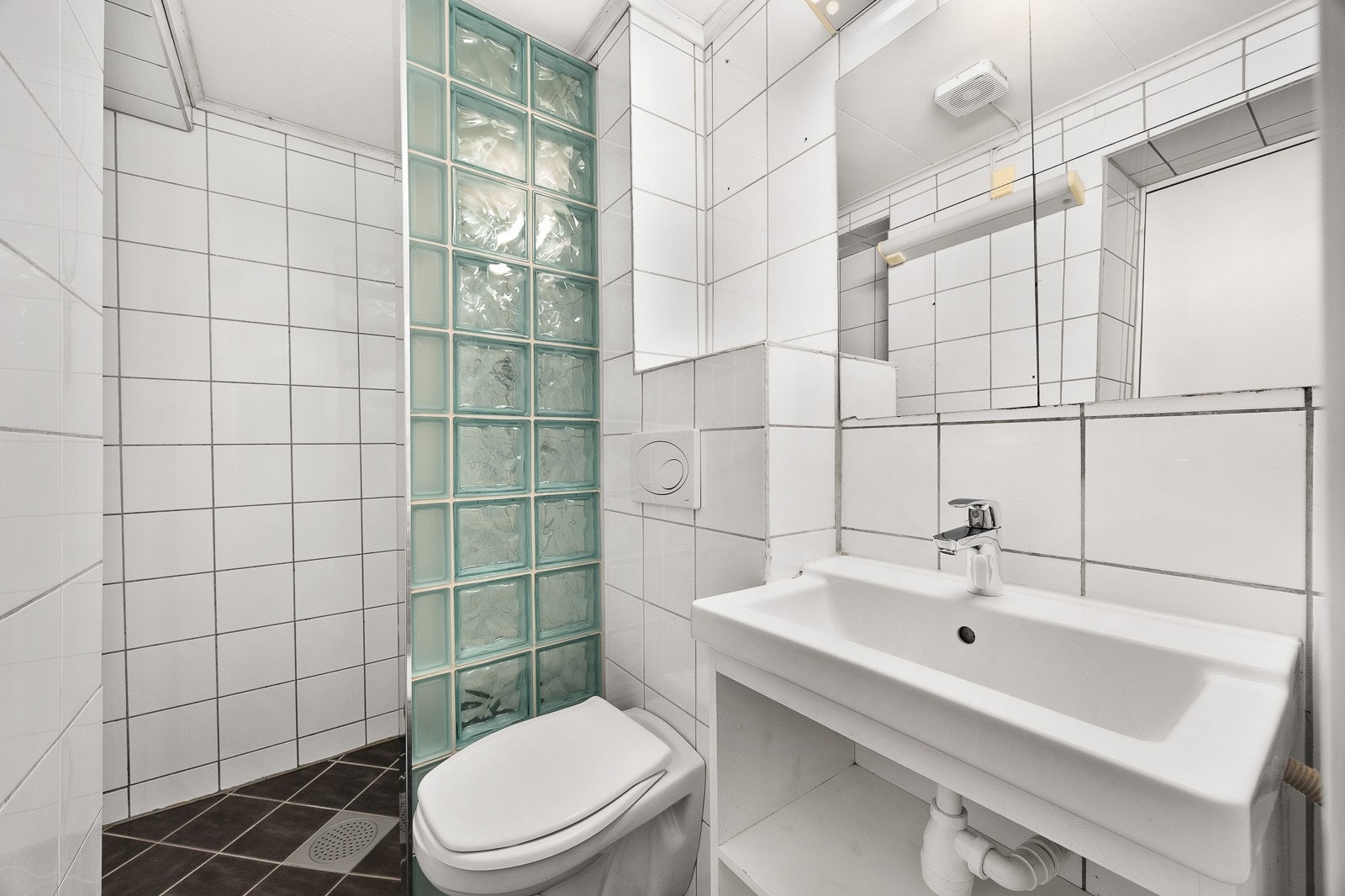 Badet er praktisk innredet og har opplegg for vaskesøyle. Galleribilde