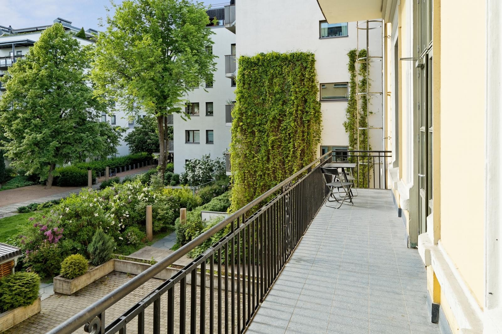 Felles balkong i samme etasje hvor du kan nyte den flotte ettermiddagssolen. Galleribilde