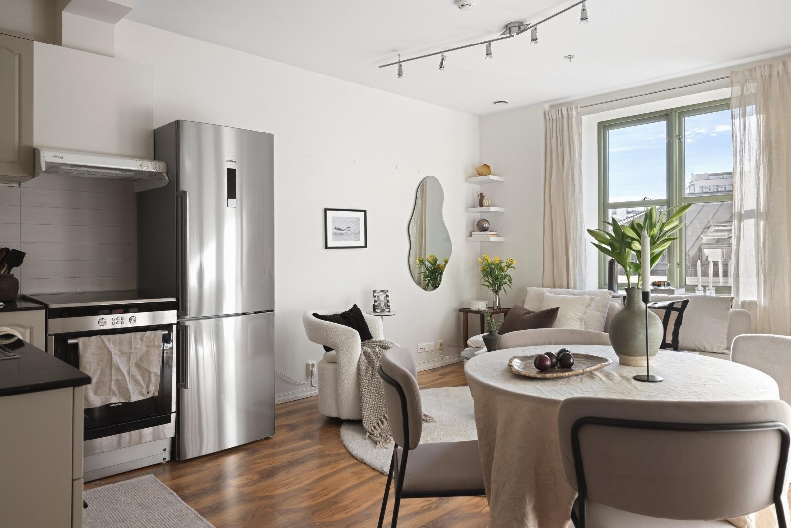 Takhøyden i stue og kjøkken er målt til ca. 2,55 meter. Galleribilde