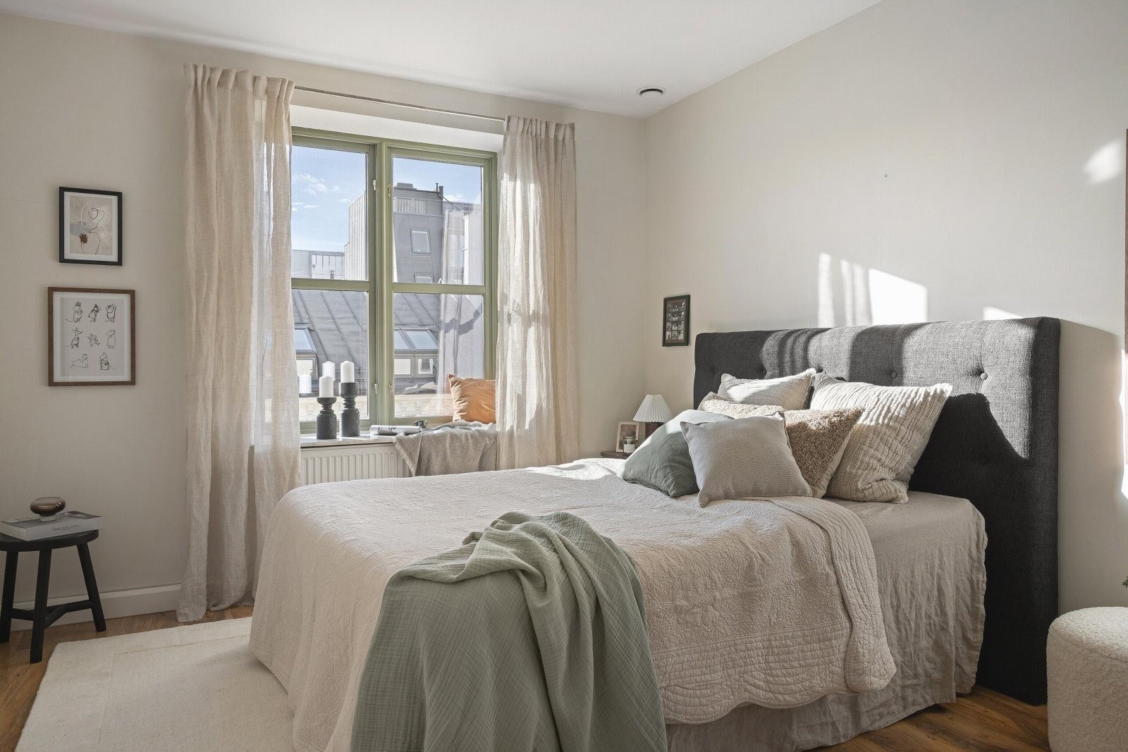 Stort og lyst soverom med god plass til dobbeltseng og nattbord på begge sider. Galleribilde