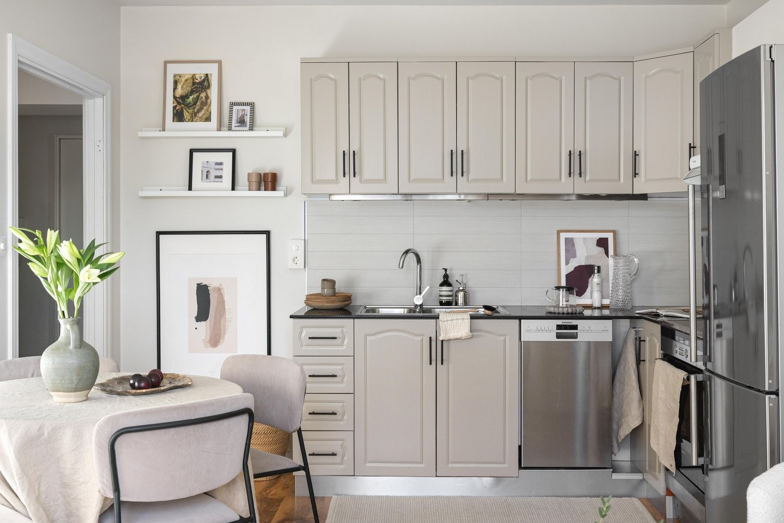 Pent og funksjonelt kjøkken med malte, folierte fronter og overskap med benkebelysning. Galleribilde