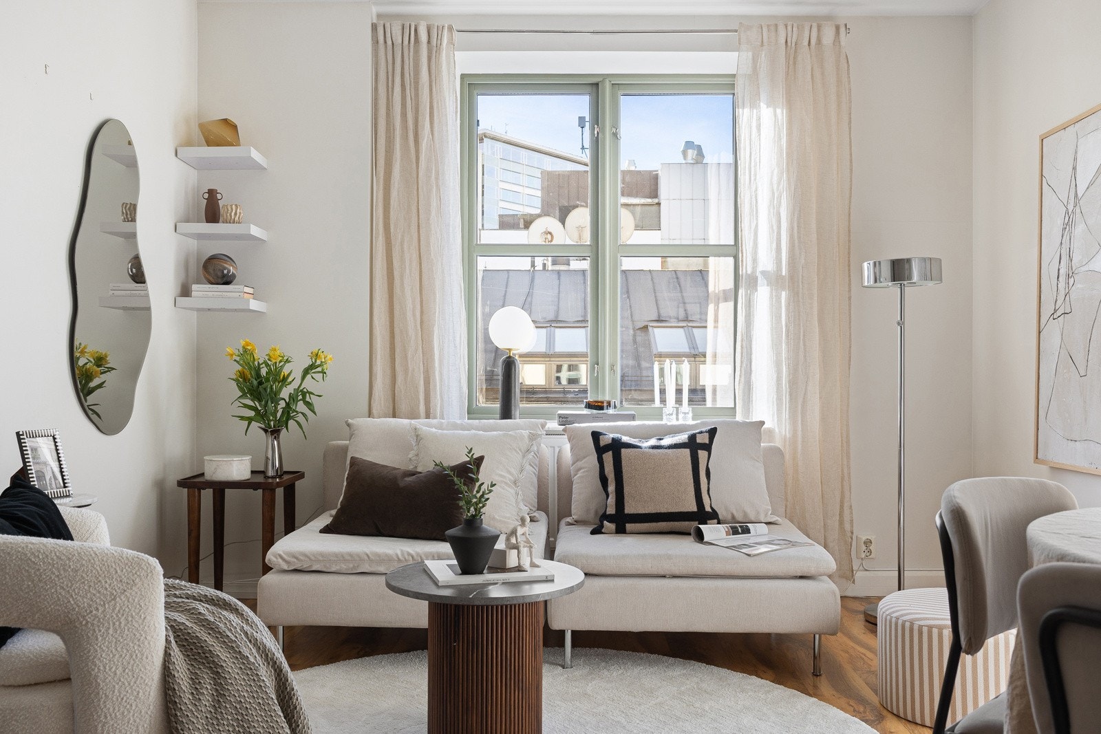 Romslig stue med god plass til både sofagruppe og spisebord. Et stort vindu sørger for rikelig med naturlig lys og gir rommet en lys og innbydende følelse. Galleribilde