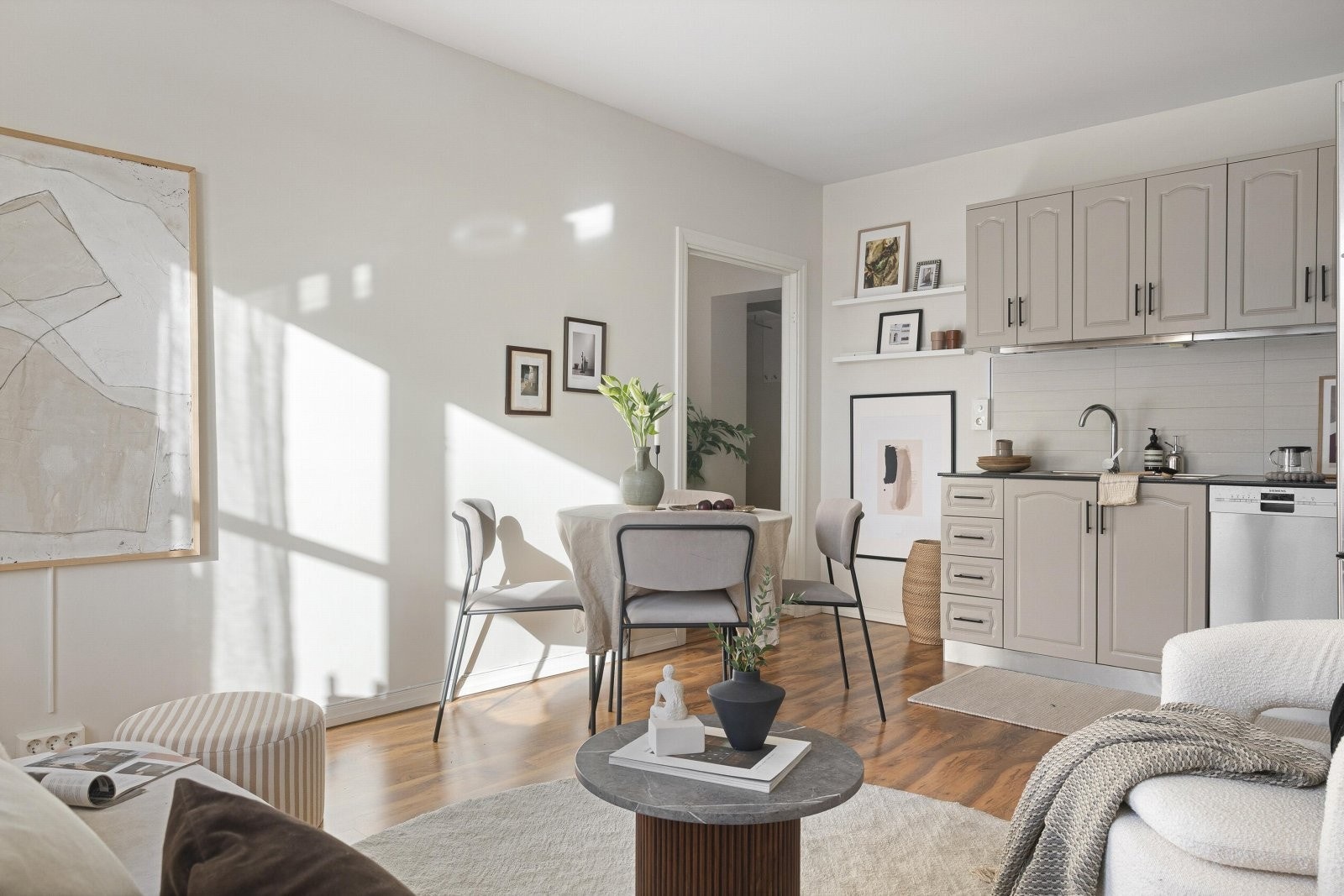 Dette er en lys og attraktiv 2-roms leilighet med en praktisk og innholdsrik planløsning. Galleribilde