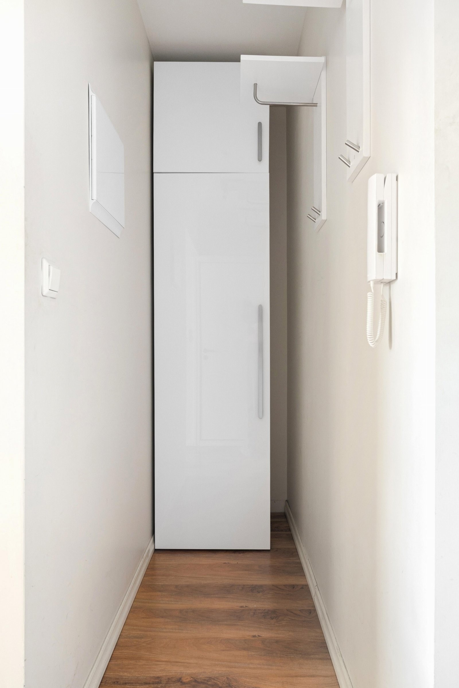 Her er det rikelig med plass til yttertøy og sko, samt mulighet for garderobeskap i en praktisk garderobenisje. Galleribilde