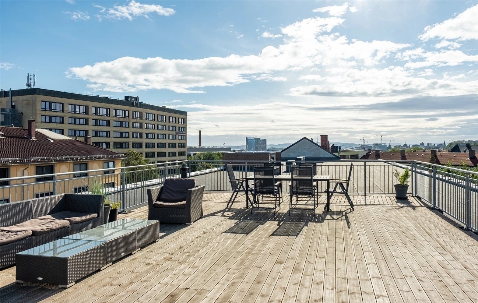 På takterrassen kan du nyte solen hele dagen. Galleribilde