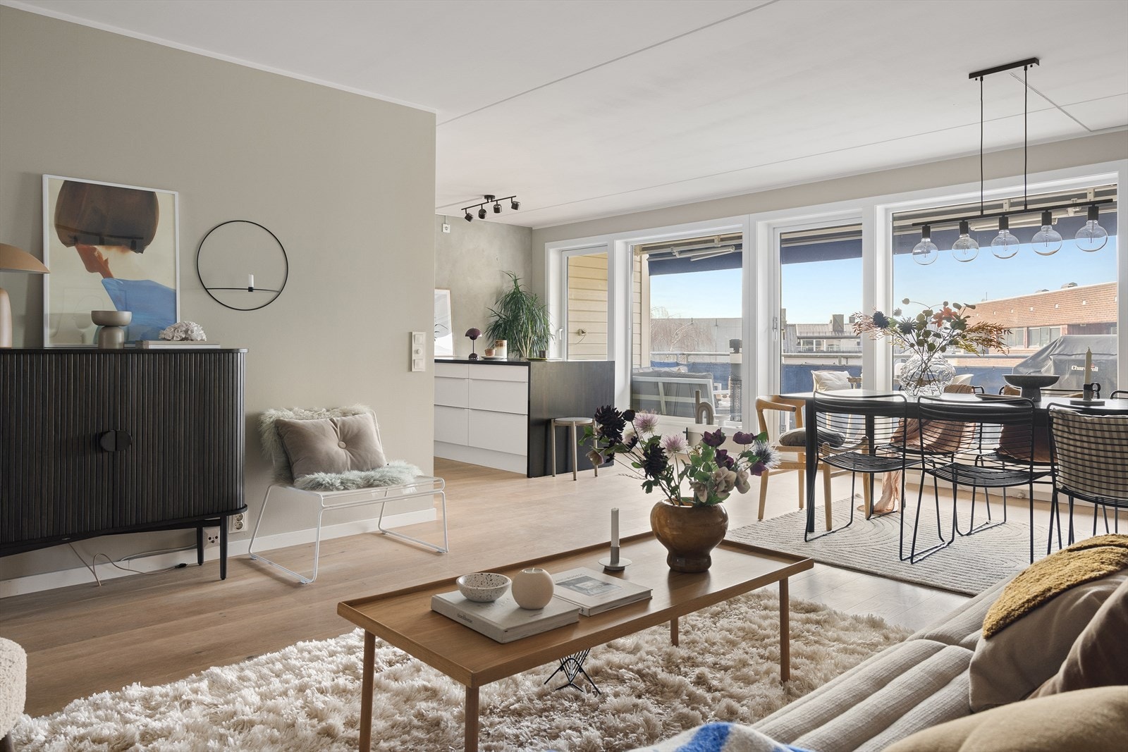 Her er ingenting overlatt til tilfeldighetene! Lekre fargevalg og store vindusflater gir en fantastisk atmosfære. Galleribilde