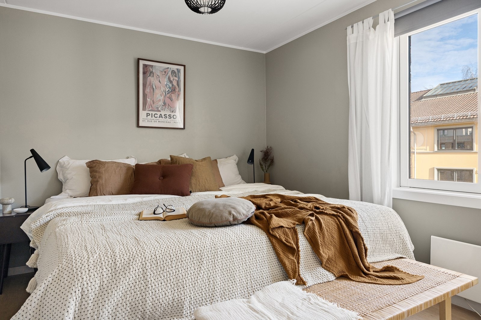 Hovedsoverommet er romslig, med god plass til dobbeltseng og nattbord. Galleribilde