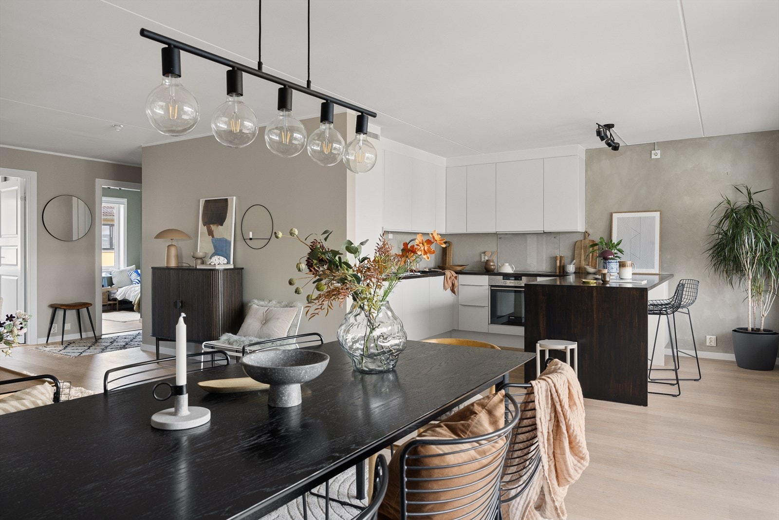 Planløsningen gjør det enkelt å underholde gjestene mens du kokkelerer. Galleribilde