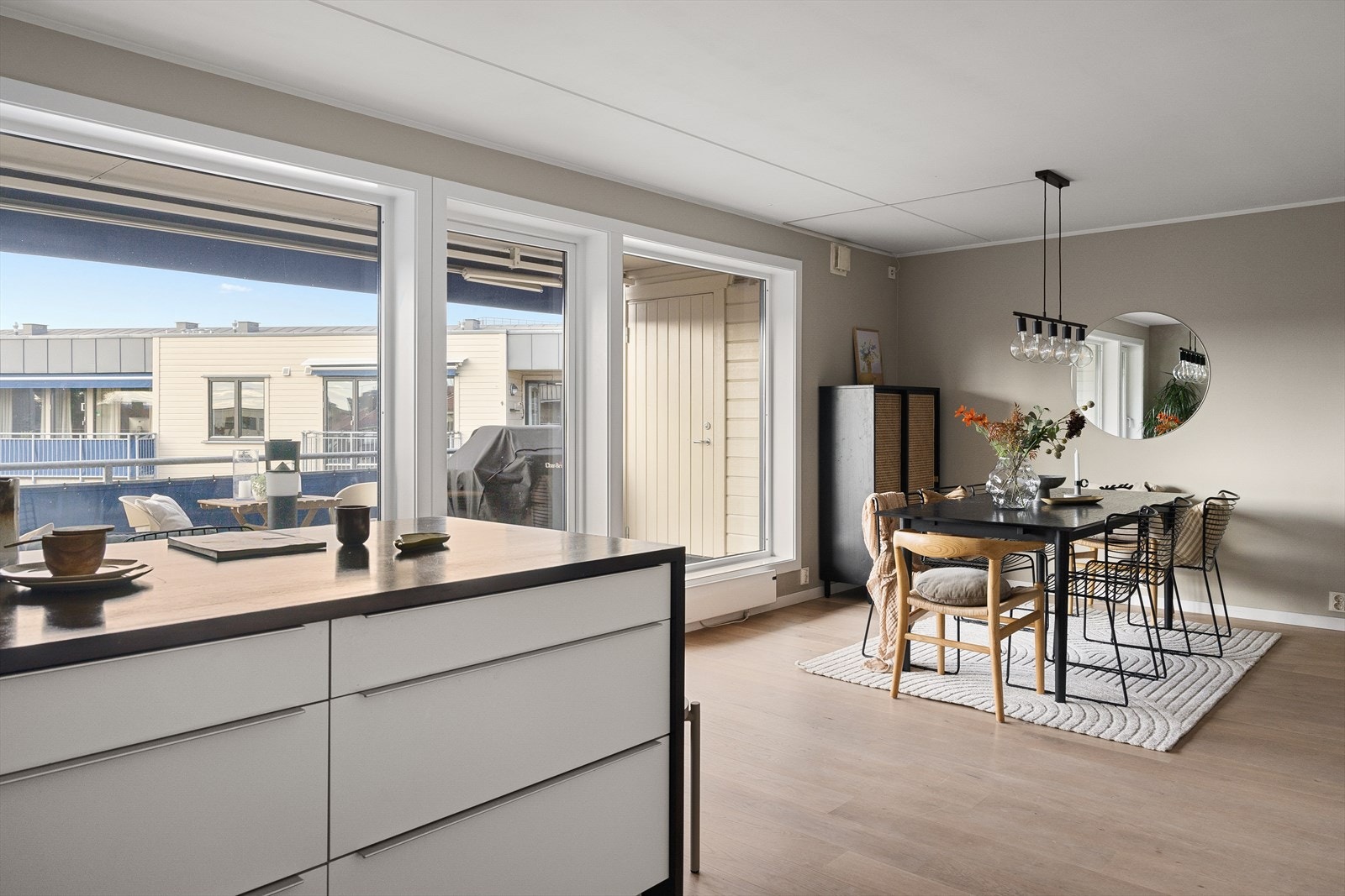 Den praktiske kjøkkenøyen gir godt med ekstra lagringsplass. Galleribilde