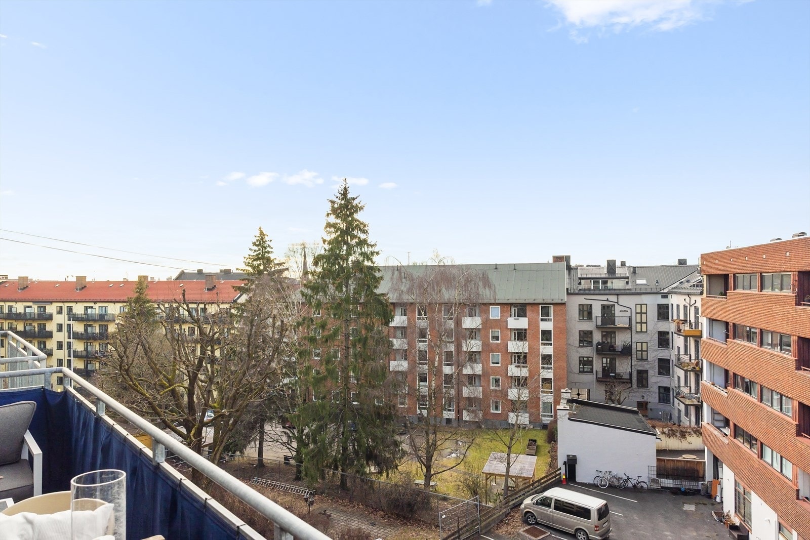 Balkongen ligger vendt mot rolig bakgård. Her har du ingen andre enn takterrassen over deg. Galleribilde