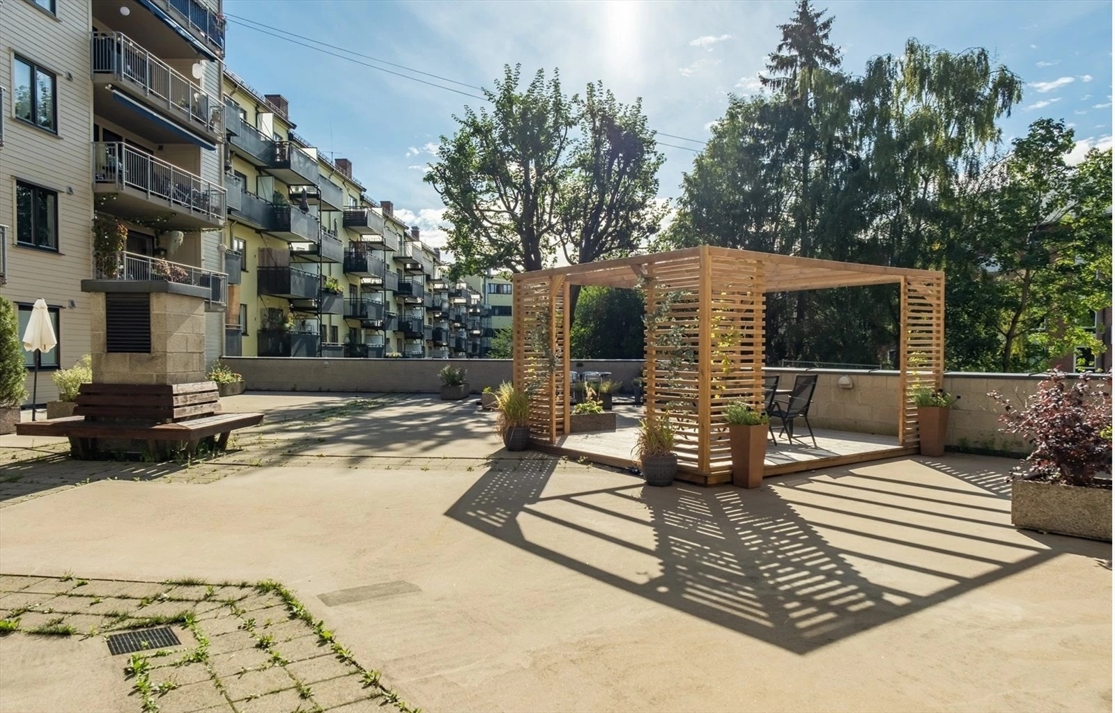 Sameiet har flotte fellesområder med pergola og sittegupper. Hva med å møte naboen for en kaffe, eller ta med middagen ut? Galleribilde