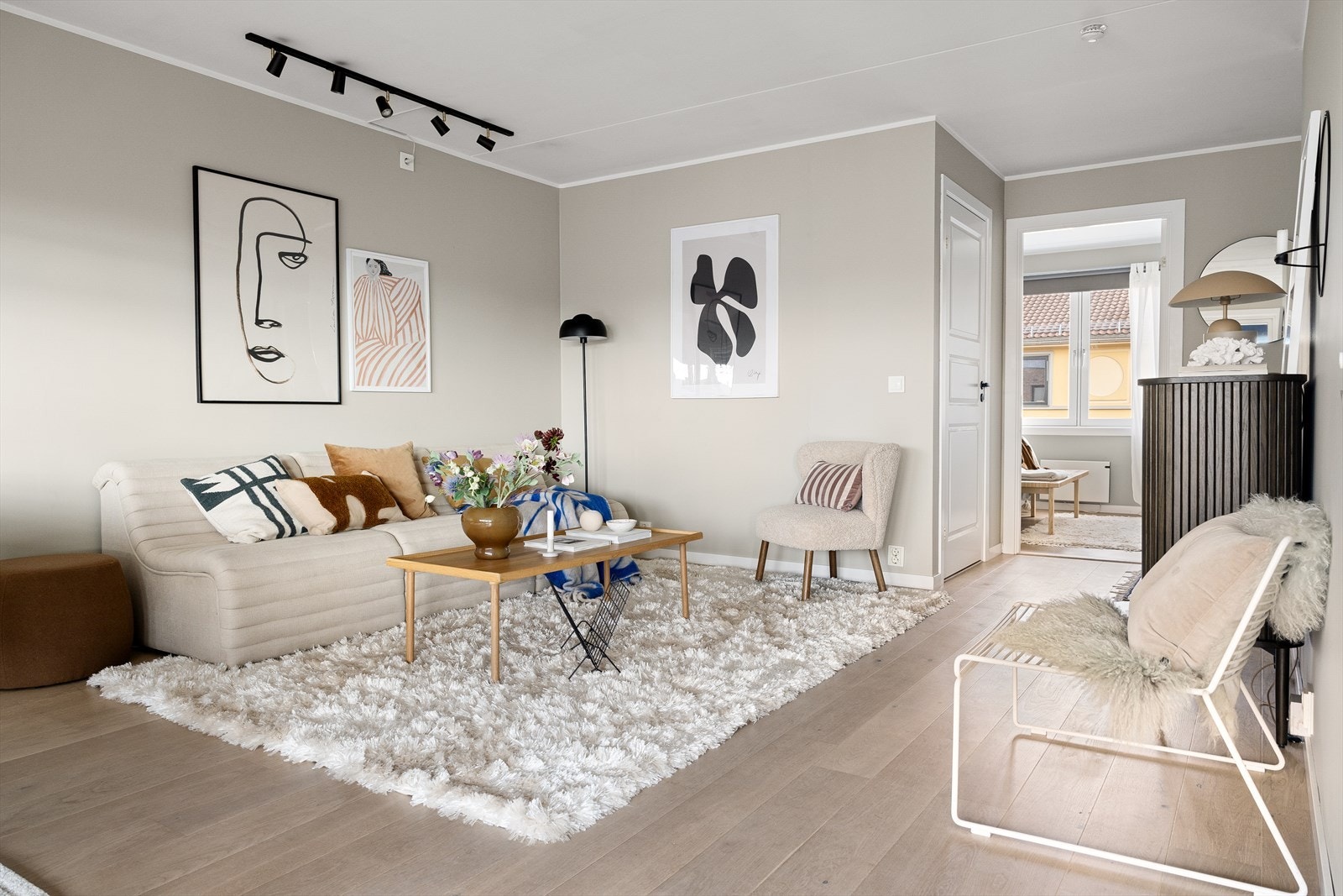 Stuen gir god plass til å innrede i ulike soner. Sofakroken finner sin naturlige plass her. Galleribilde