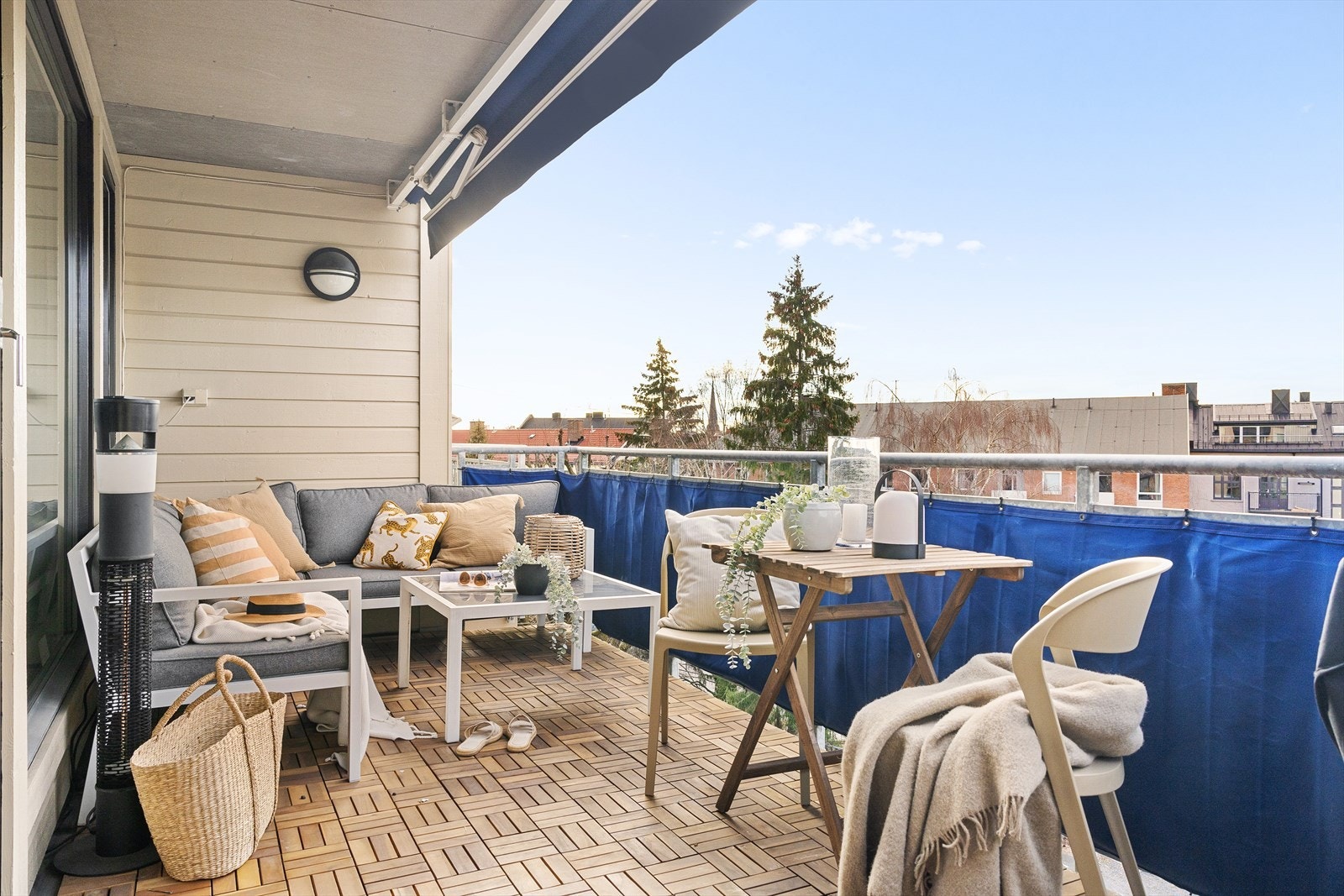 Her får du en fantastisk toppleilighet med solrik balkong, garasjeplass m/ellader og heis. Galleribilde