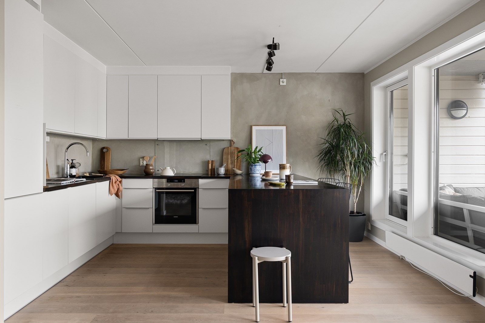 Alle hvitevarer er integrerte, herunder kjøleskap med fryser, komfyr, induksjonstopp og oppvaskmaskin. Det er ekstra fryser på kjøkkenøyen. Galleribilde