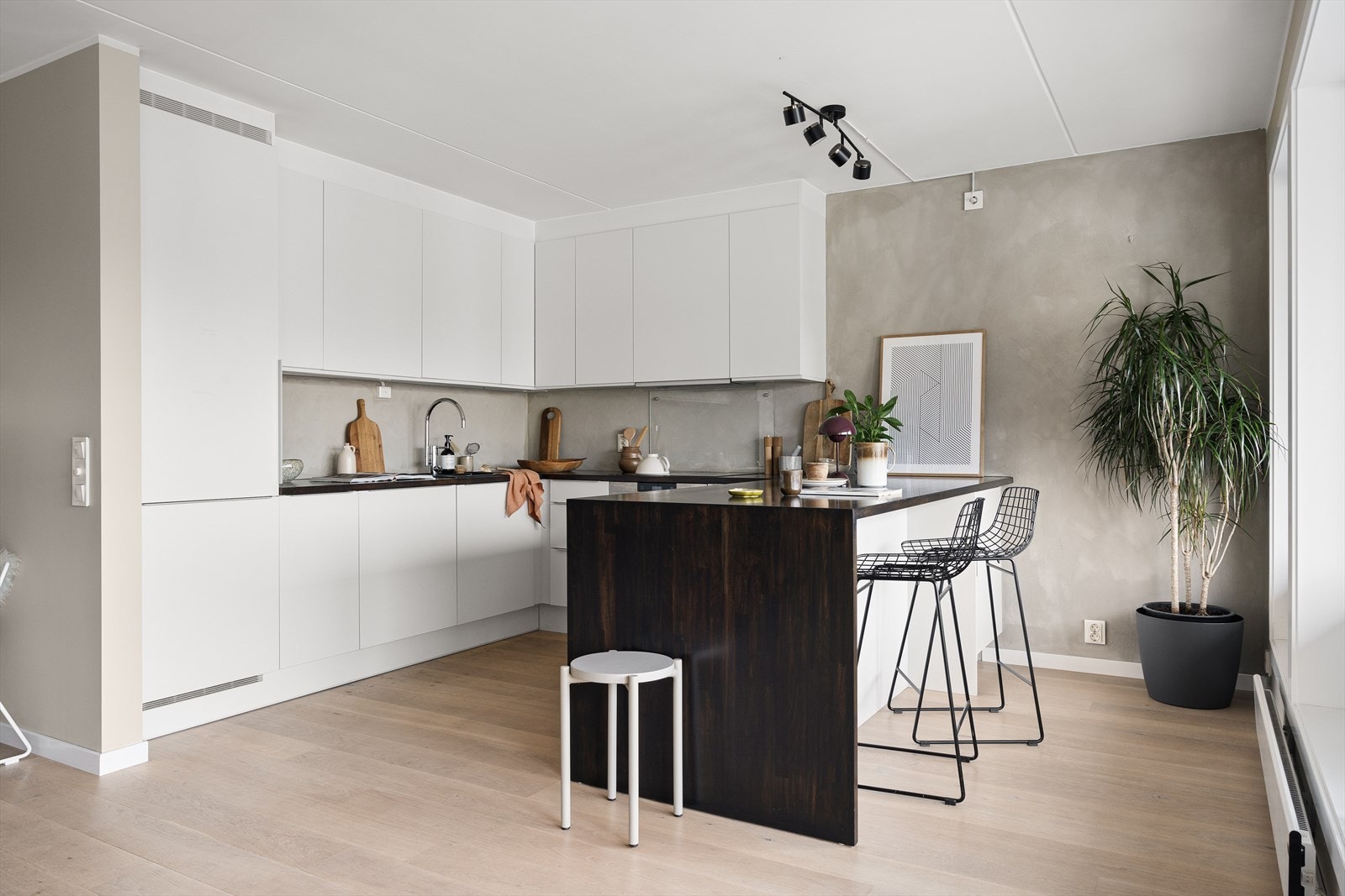 Det lyse kjøkkenet innbyr til matlaging. Innredningen fra HTH består av slette fronter med benkeplate i tre. Galleribilde