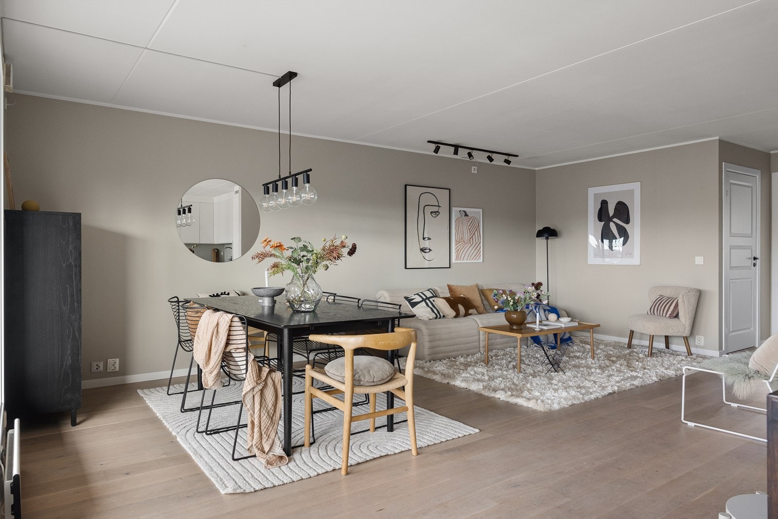 Det lyse palettet spiller godt mot innredningen. Alle overflater i gang, stue og kjøkken ble overflatebehandlet og malt i 2025. Galleribilde