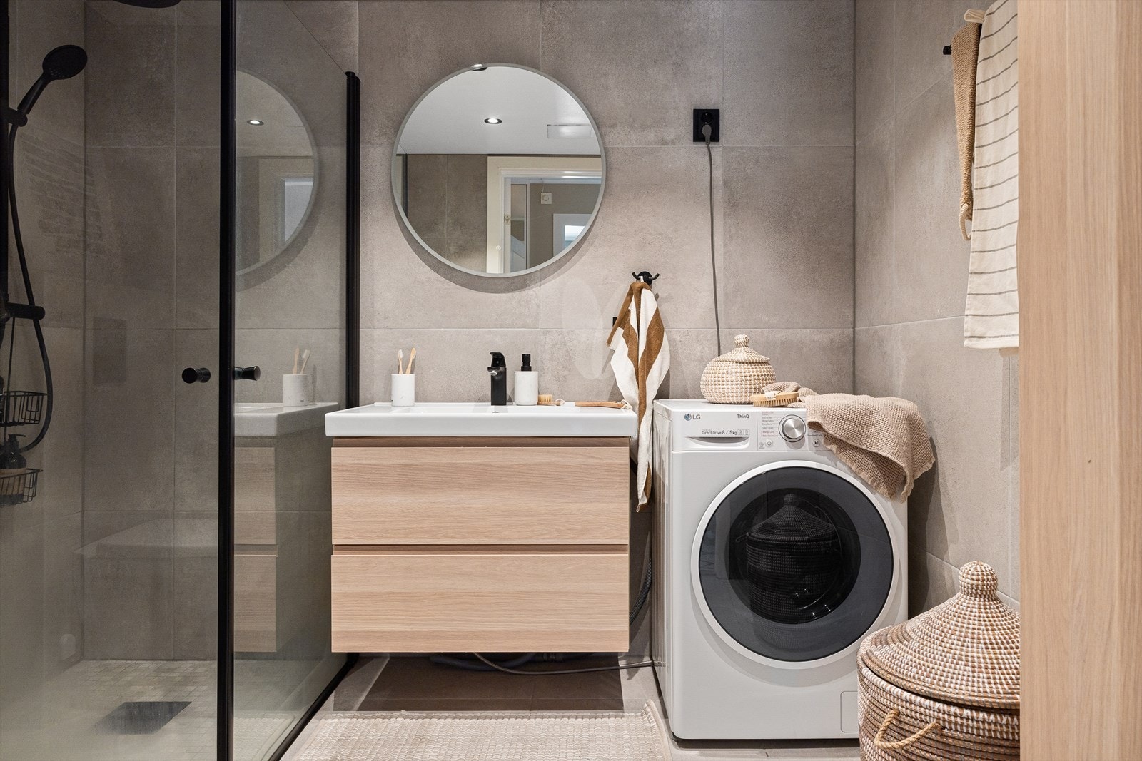 Det flislagte badet gir spafølelsen hjemme. Badet ble rehabilitert i 2021, med nye rør, membran og fliser. Galleribilde